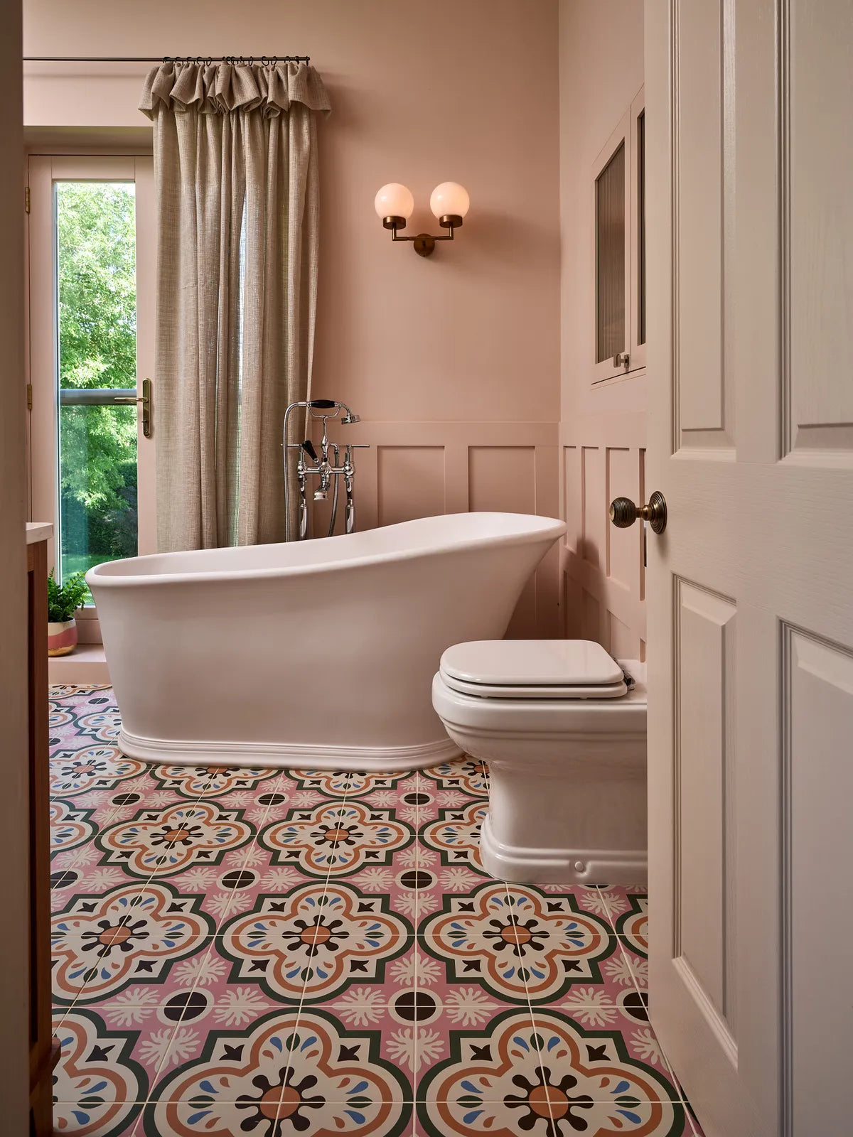 BC Designs Cian Slipper Bath official product image