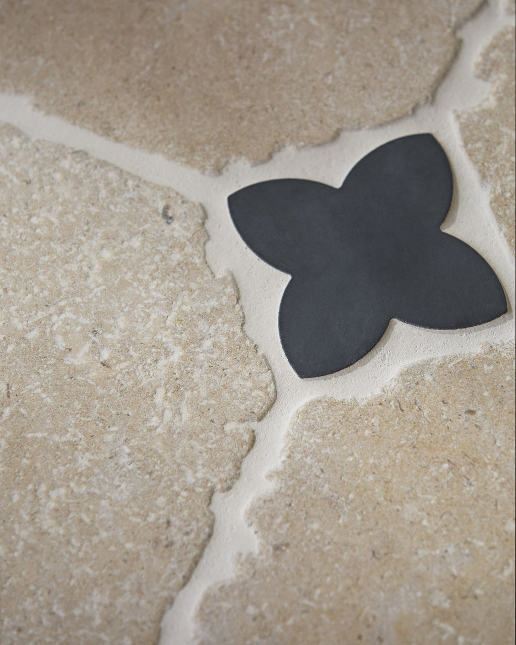 Ca’ Pietra Clover Cabochon Nero Slate Honed — official gallery image 1