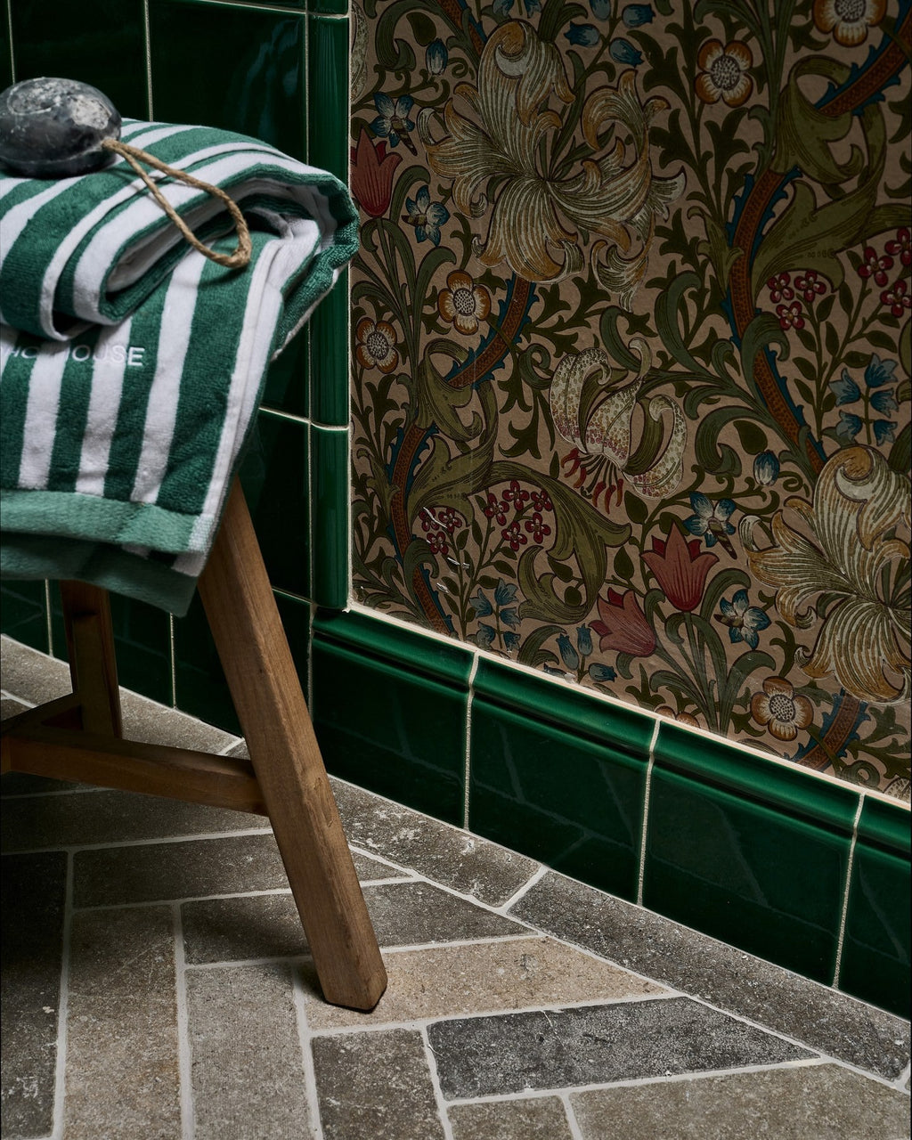 Ca’ Pietra Victorian Style™ Wall Ceramic Emerald Green Simple Beading Crackle Glaze — official gallery image 1