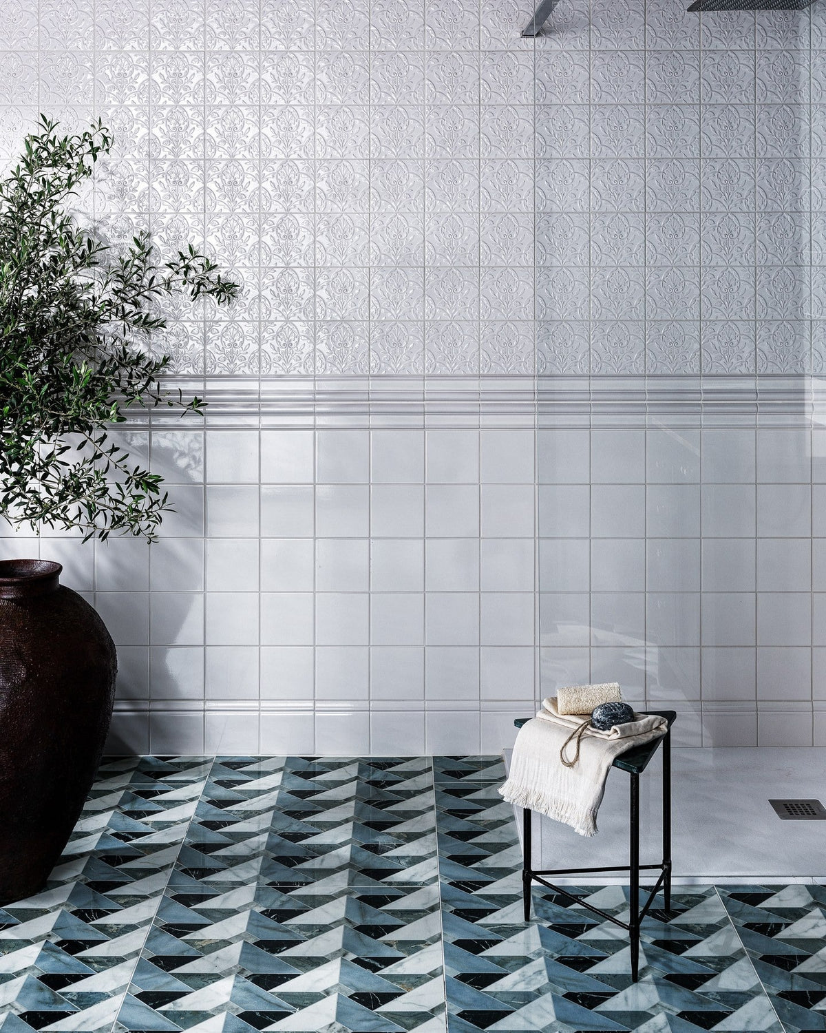 Ca’ Pietra Victorian Style™ Wall Ceramic Hampton Court Vines Cotton White Gloss — official gallery image 5