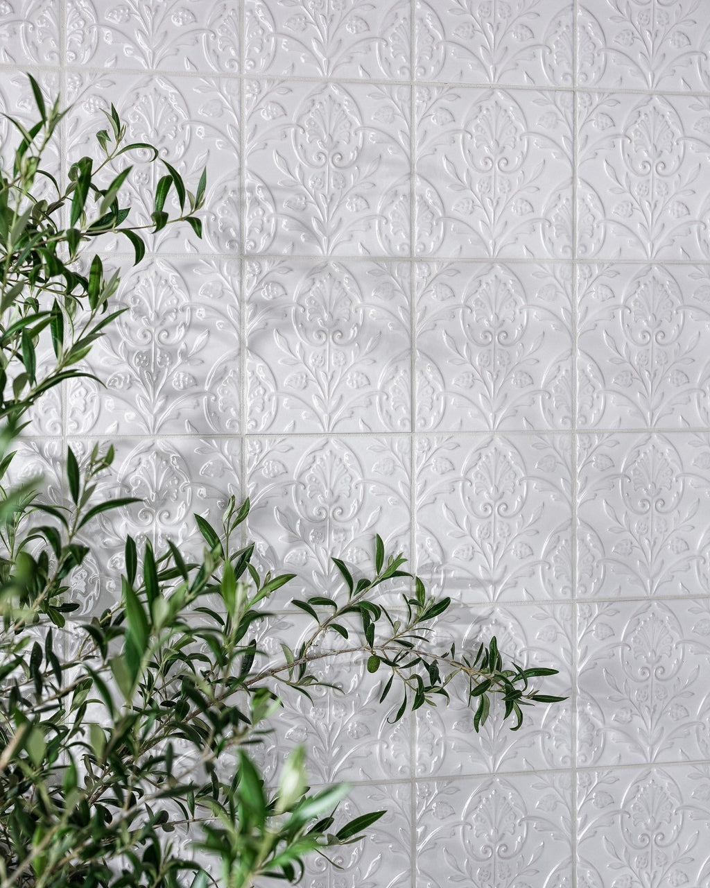 Ca’ Pietra Victorian Style™ Wall Ceramic Hampton Court Vines Cotton White Gloss — official gallery image 3