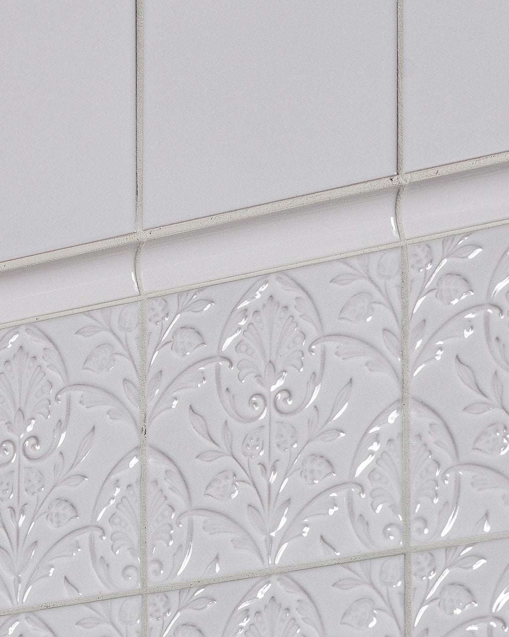 Ca’ Pietra Victorian Style™ Wall Ceramic Hampton Court Vines Cotton White Gloss — official gallery image 7