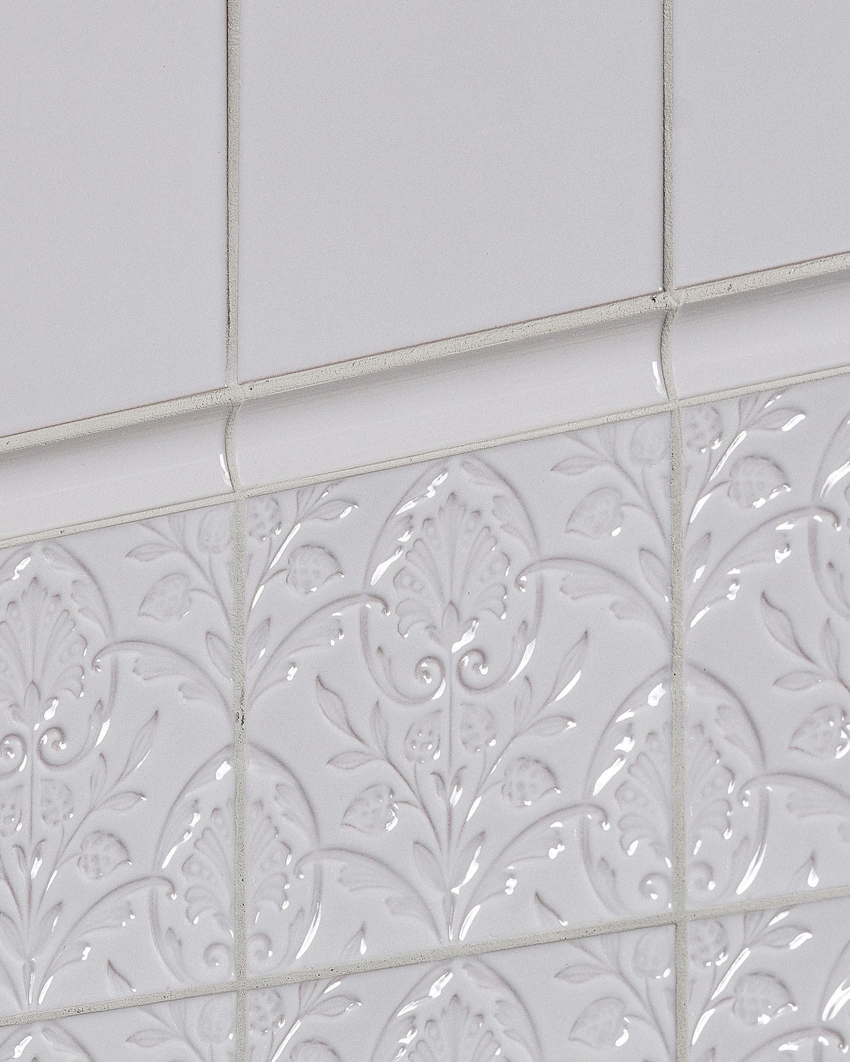 Ca’ Pietra Victorian Style™ Wall Ceramic Hampton Court Vines Cotton White Gloss — official gallery image 7