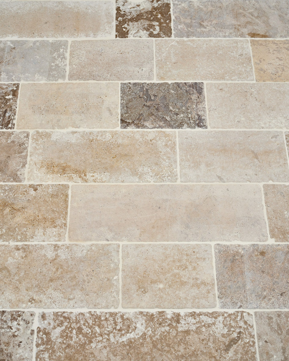 Ca’ Pietra Vieux Bourgogne Limestone Cobbles Weathered Finish — official gallery image 2