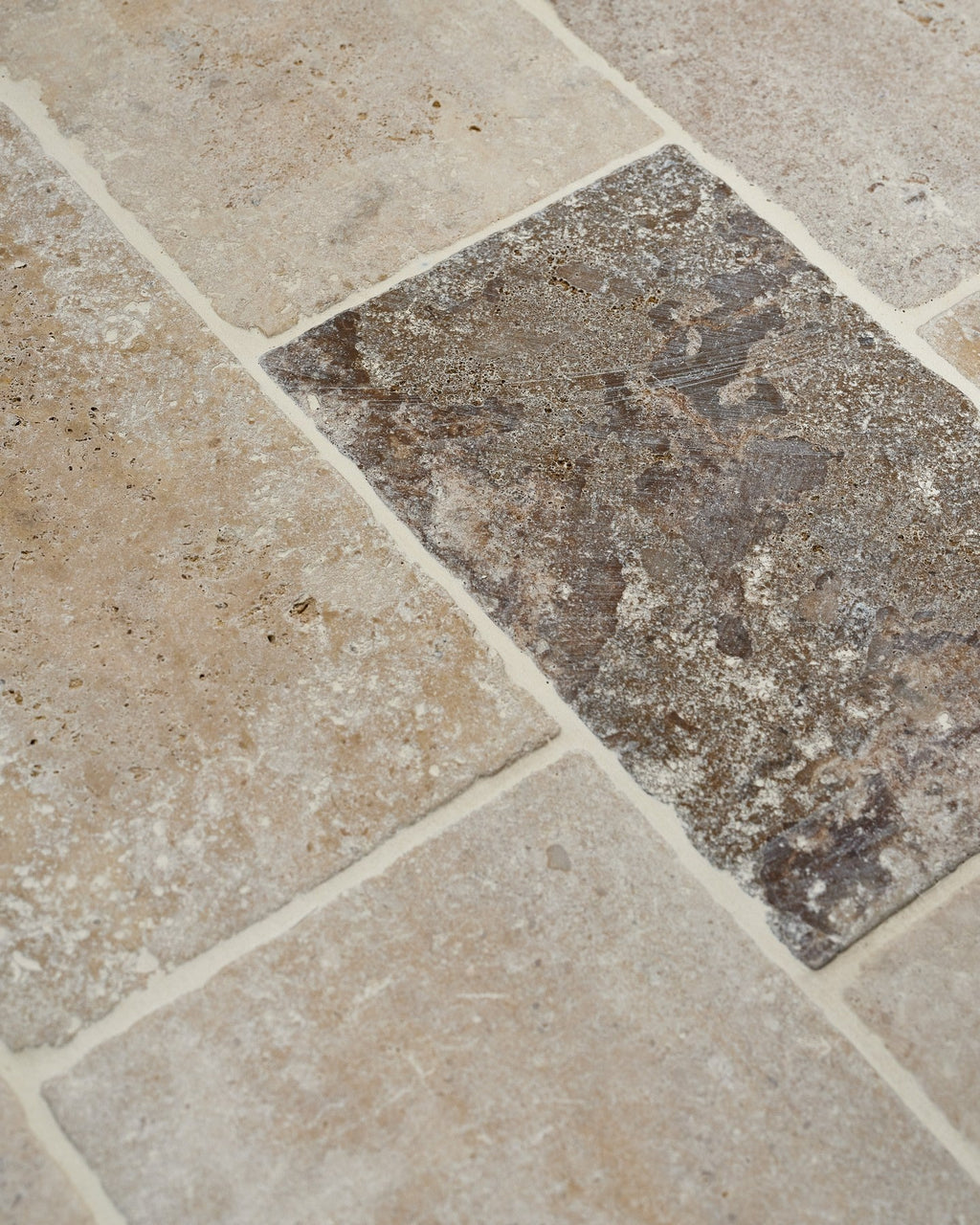 Ca’ Pietra Vieux Bourgogne Limestone Cobbles Weathered Finish — official gallery image 4
