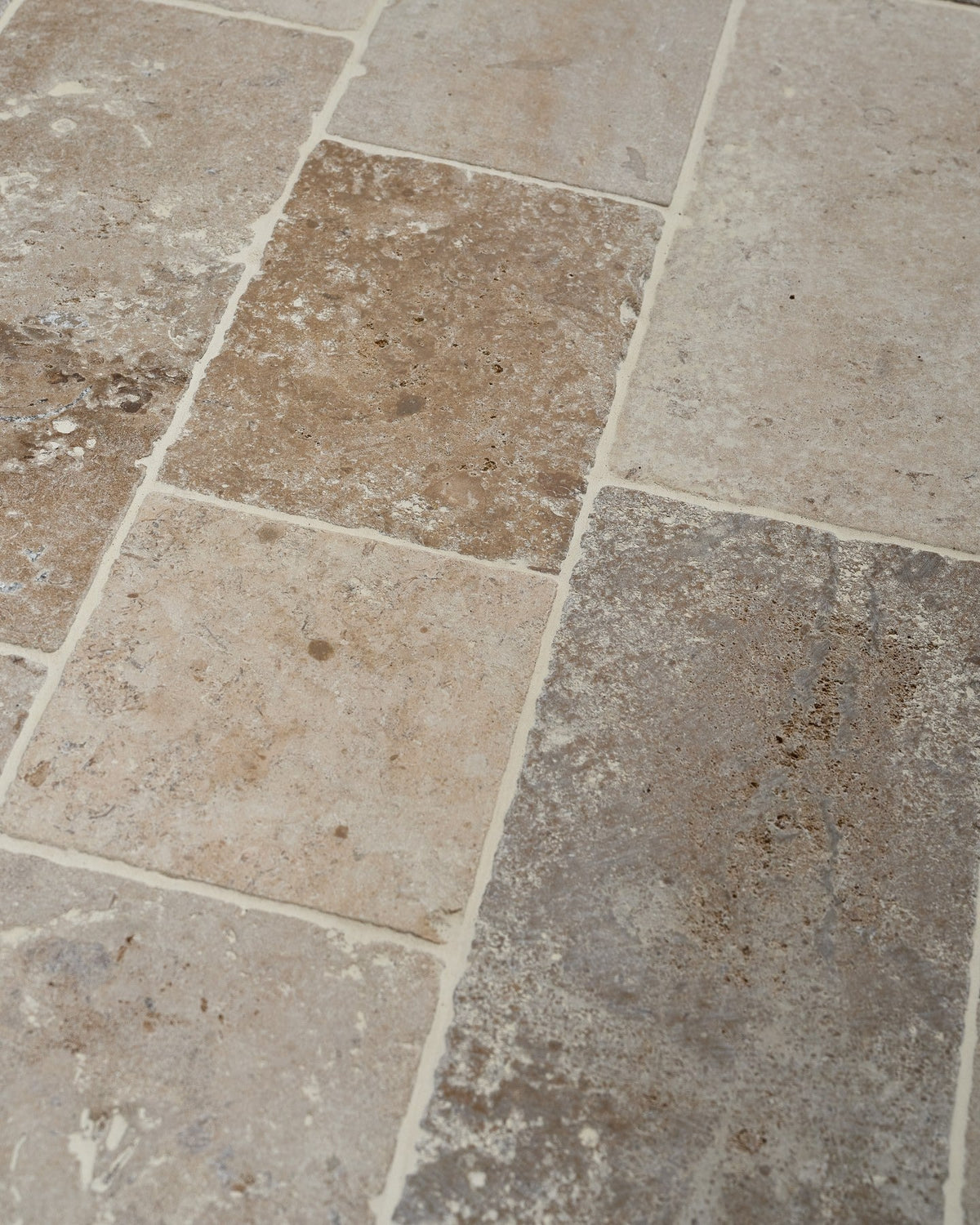 Ca’ Pietra Vieux Bourgogne Limestone Cobbles Weathered Finish — official gallery image 5