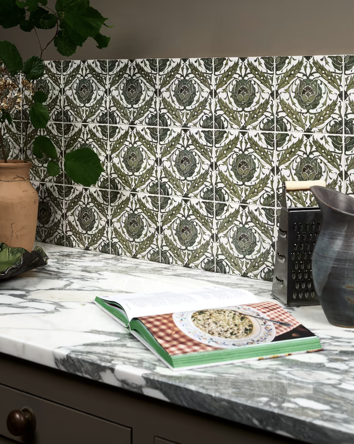 Ca’ Pietra STUDIO Victorian Style™ Wall Ceramic Decor Acanthus in Green — official gallery image 1