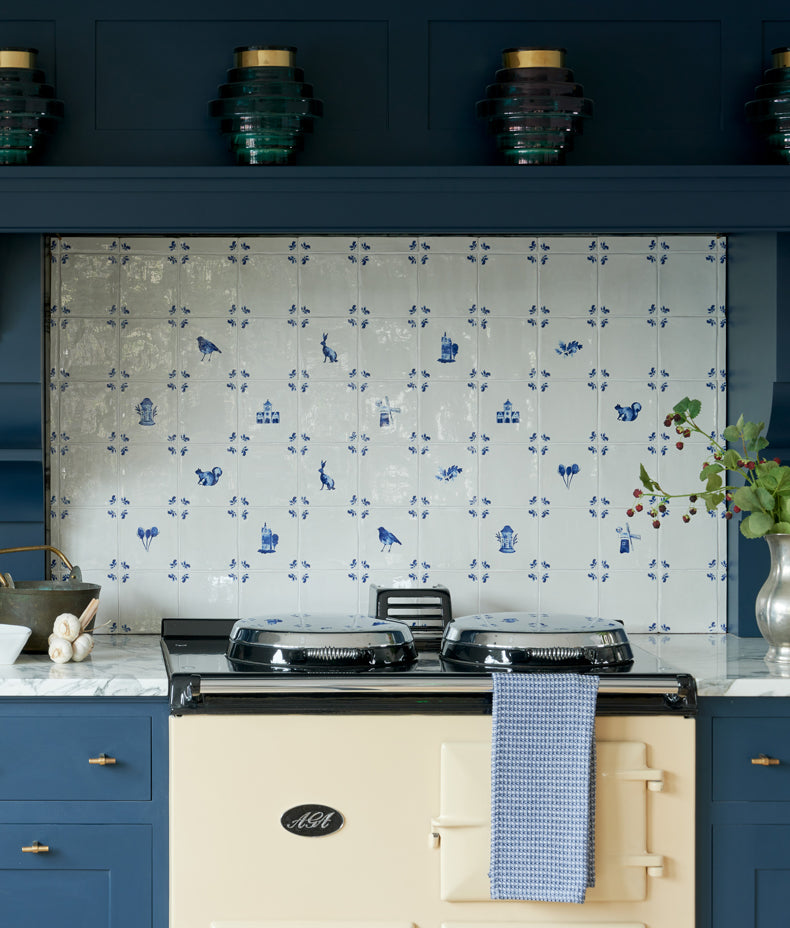 Ca’ Pietra Dyrham Dairy Ceramic Oak Leaf Corner — official gallery image 9