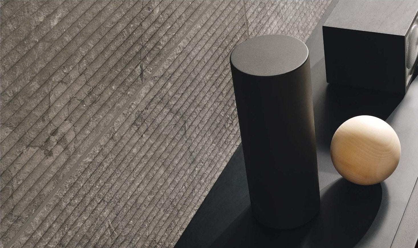 COEM Lagos Limestone-Effect ivory 30x60 stripes concrete lifestyle